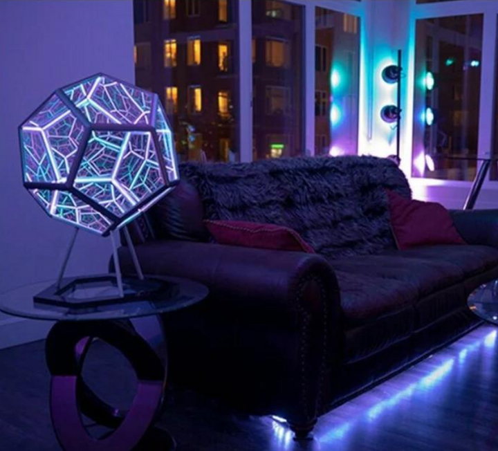 Futurystyczna lampa LED 3D Sześcian z hipnotyzującą iluzją głębi. Idealny gadżet do pokoju.