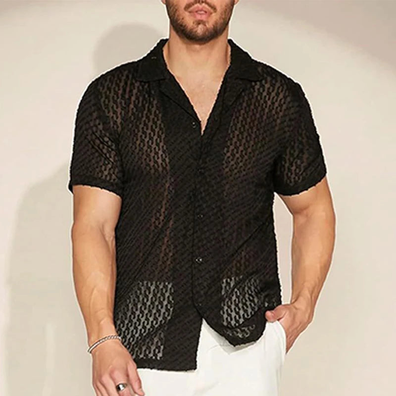 Stylowa czarna koszula męska slim fit, z krótkim rękawem, przewiewna, podkreślająca sylwetkę.