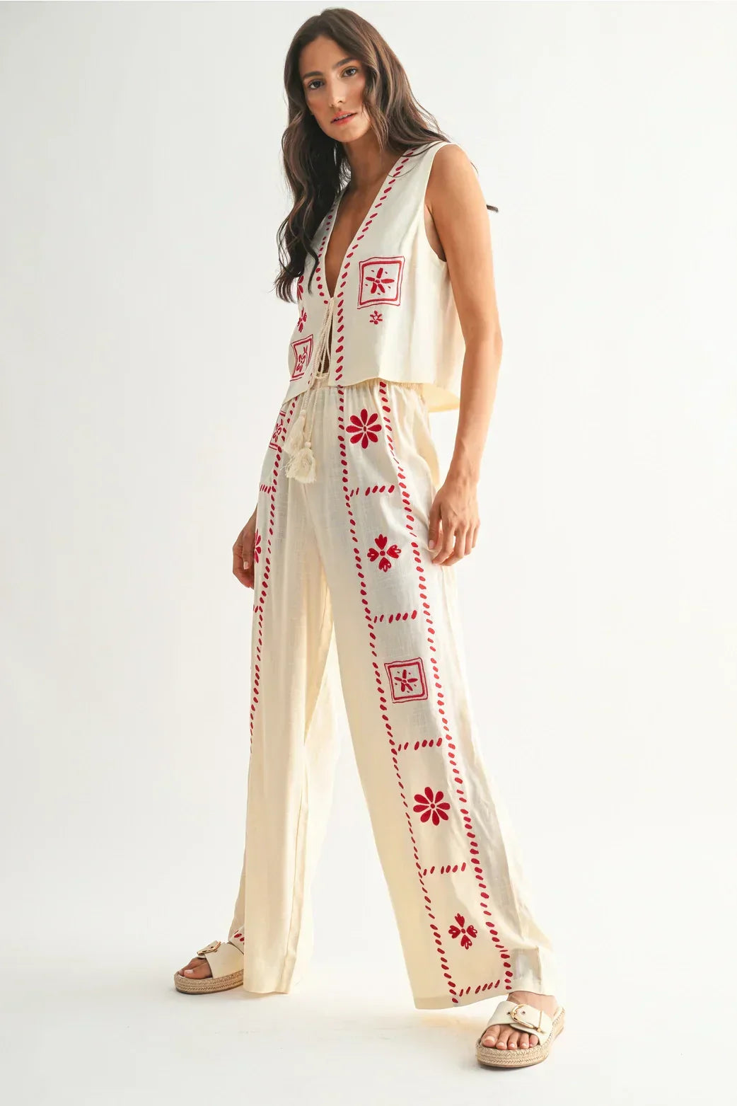 Naturalny lniany komplet damski boho, haftowany, z szerokimi spodniami i bezrękawnikiem na lato.