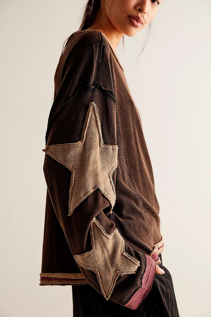 Luźna bluza damska oversize z gwiazdą. Okrągły dekolt, długi rękaw, wygodny styl streetwear.