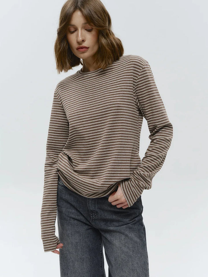 Modna, wygodna koszulka damska w paski, długi rękaw, casual i elegancka stylizacja.