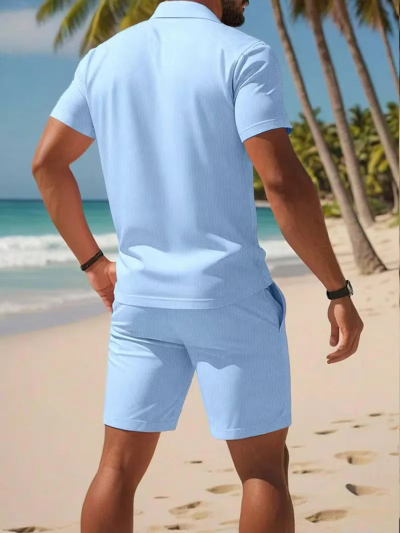 Stylowy męski zestaw casual: komfortowa koszulka polo i krótkie spodenki. Idealne na lato.