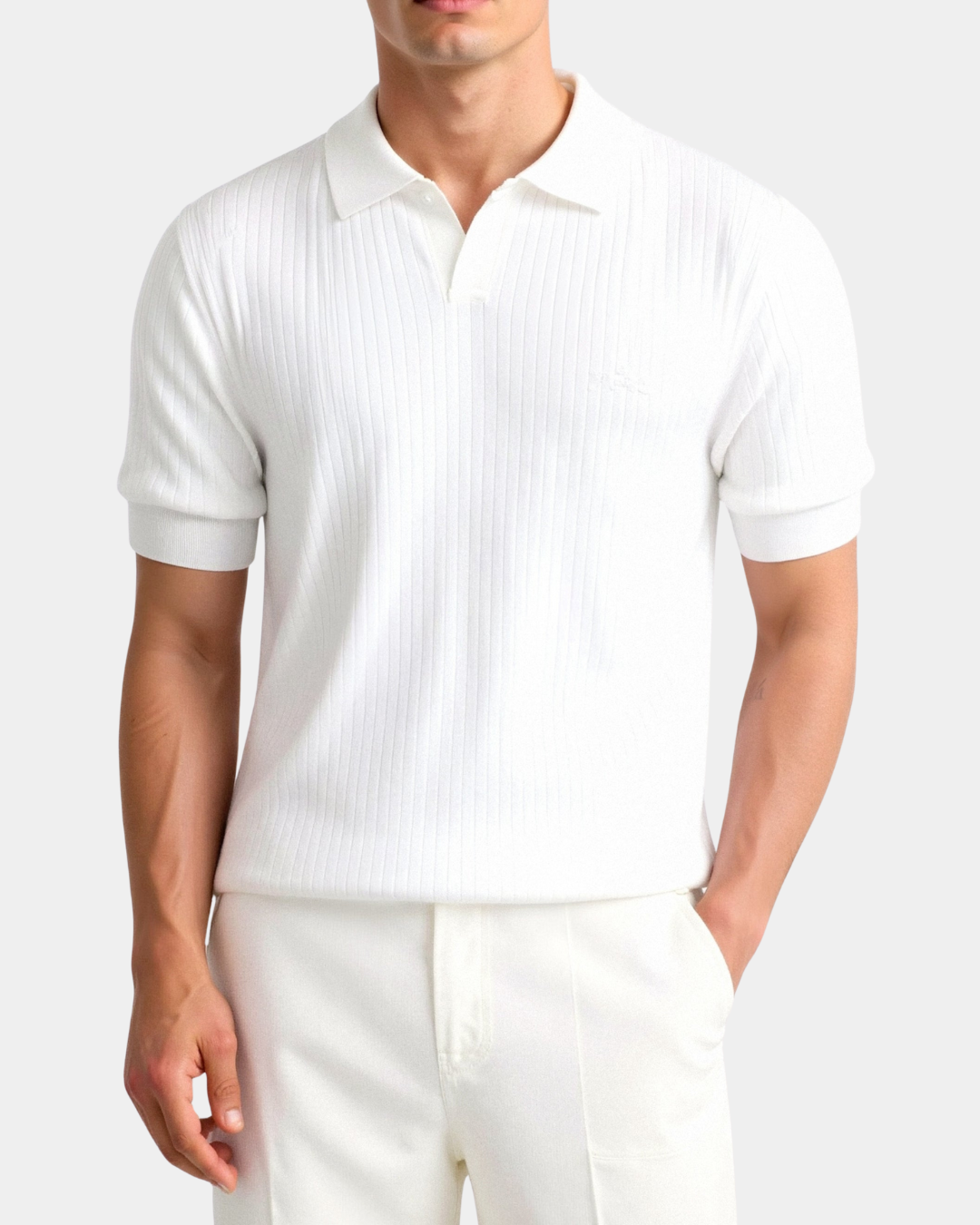 Komfortowe białe polo męskie slim fit. Otwarty kołnierz i teksturowana dzianina. Smart casual na co dzień.