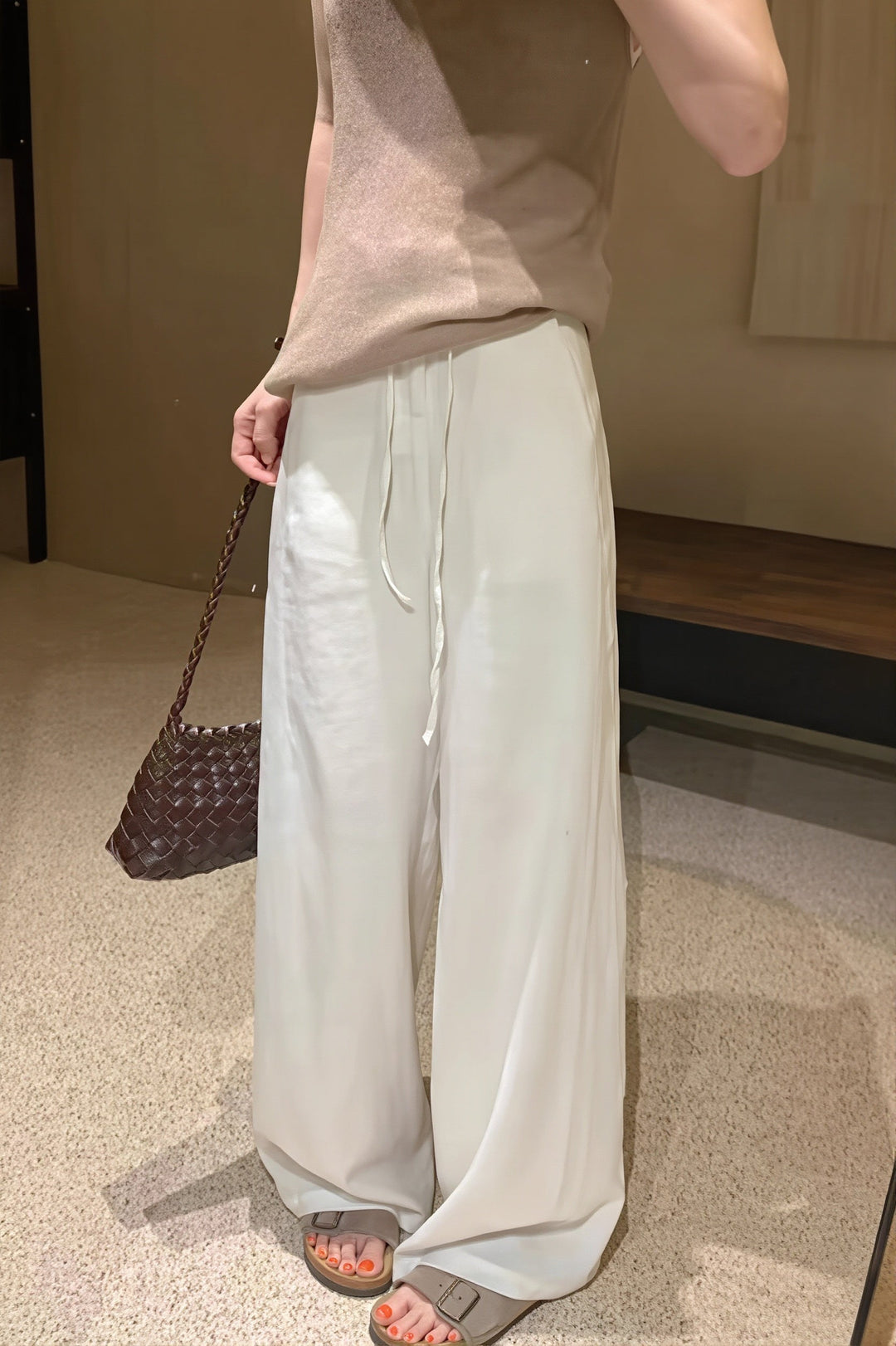 Eleganckie damskie spodnie z wysokim stanem i prostą nogawką. Granatowe, uniwersalne, smart casual. Komfortowy krój.
