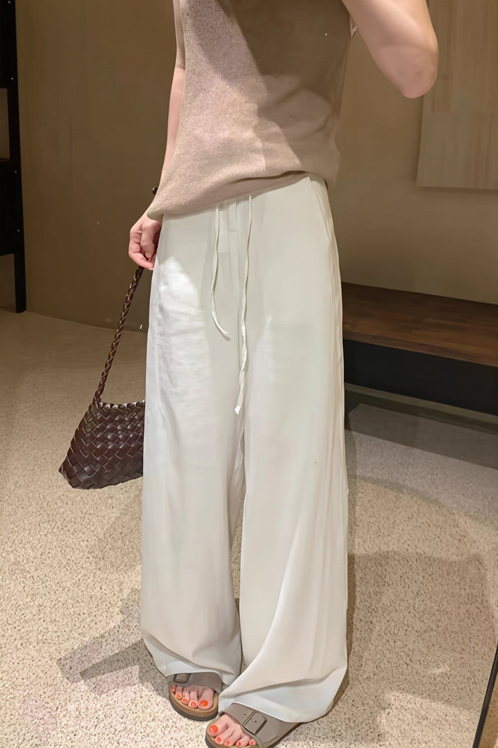 Eleganckie damskie spodnie z wysokim stanem i prostą nogawką. Granatowe, uniwersalne, smart casual. Komfortowy krój.