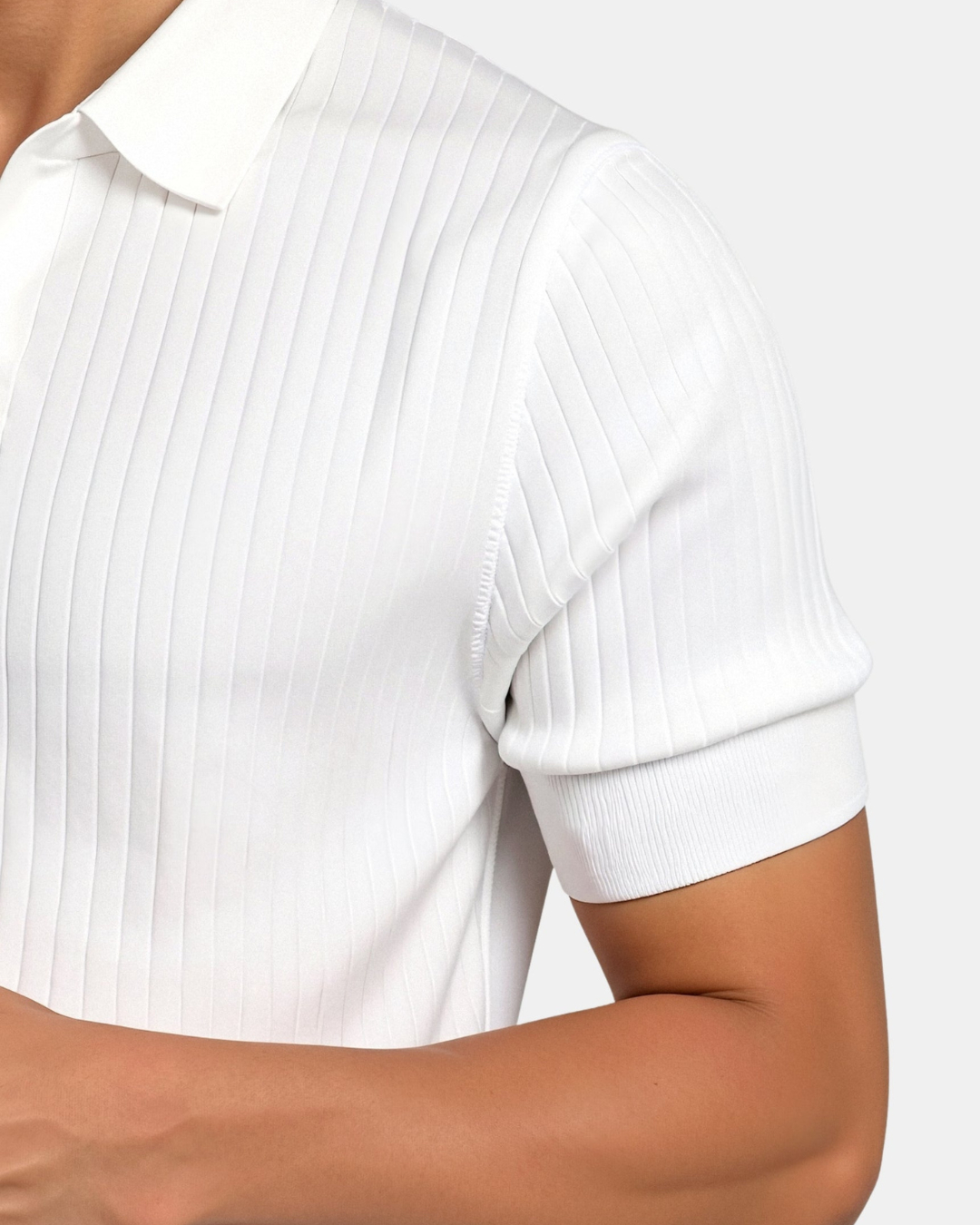 Biała koszulka polo męska slim fit, teksturowana, z otwartym kołnierzem. Klasyk wiosna lato.