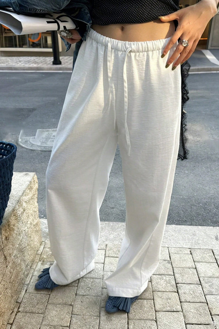 Wygodne damskie spodnie wide leg z poliestru, idealne do casualowych stylizacji, miękkie i przyjemne.