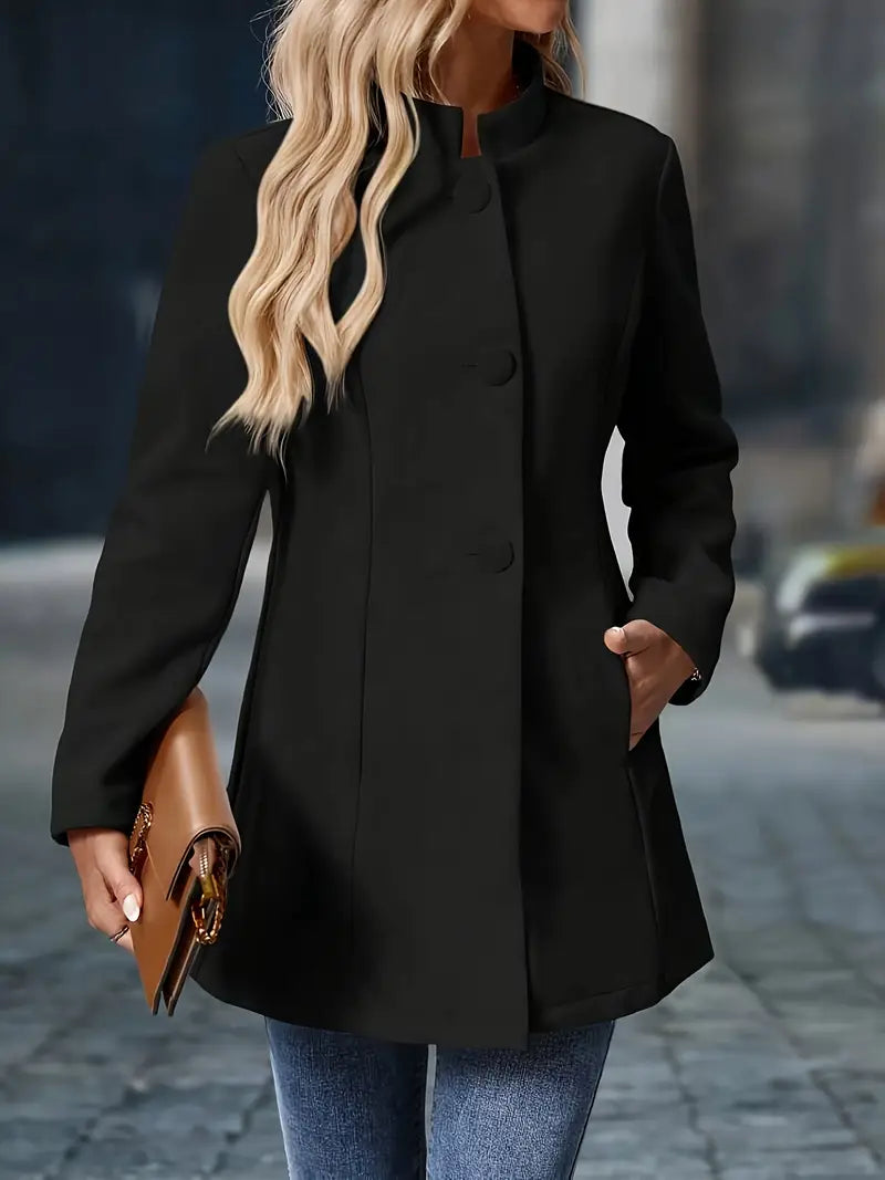 Moda damska: Elegancki jesienny płaszcz z guzikami, must-have na sezon. Stylowy i wygodny.
