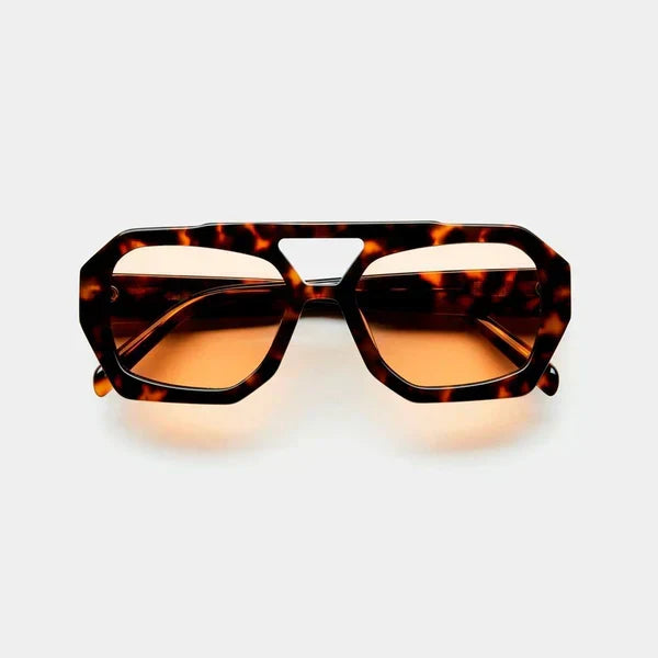 Eleganckie damskie okulary przeciwsłoneczne z ochroną UV400, modny element stroju na każdą letnią okazję.