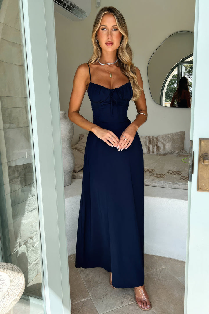 Elegancka sukienka letnia maxi, damska. Zwiewny fason, modna, idealna na ciepłe dni i wakacje.