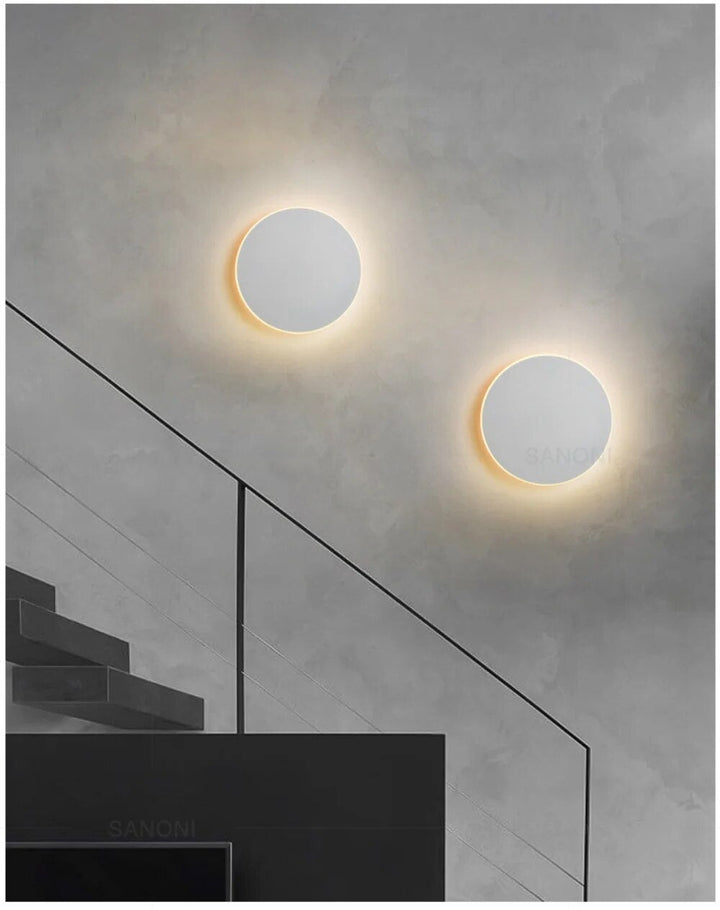 Minimalistyczna lampa ścienna LED, kulista forma z połyskiem. Nowoczesne oświetlenie do każdego wnętrza.