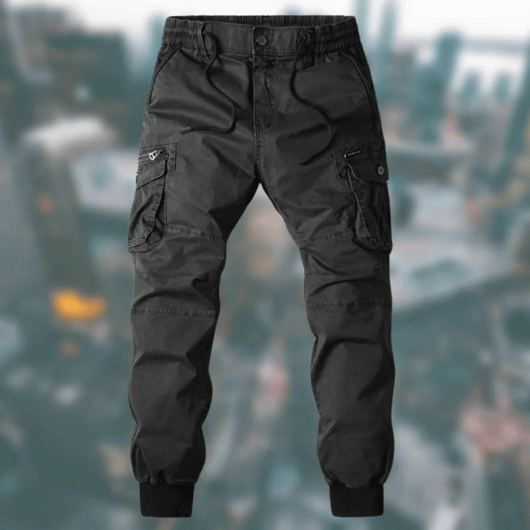 Komfortowe męskie spodnie jogger cargo, luźne i modne do codziennych stylizacji.