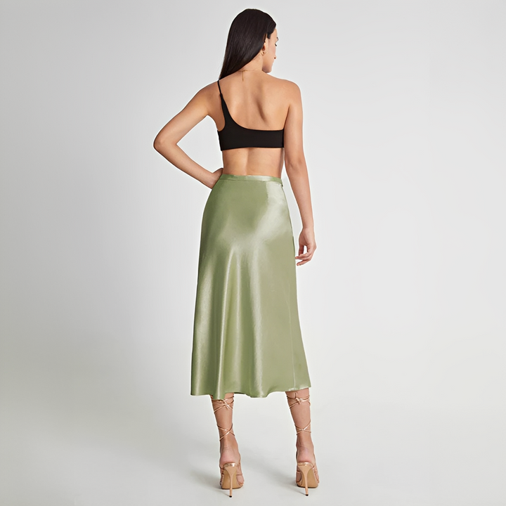 Modna beżowa lub zielona zwiewna spódnica midi z wysoką talią. Idealna do stylizacji casualowych i eleganckich.