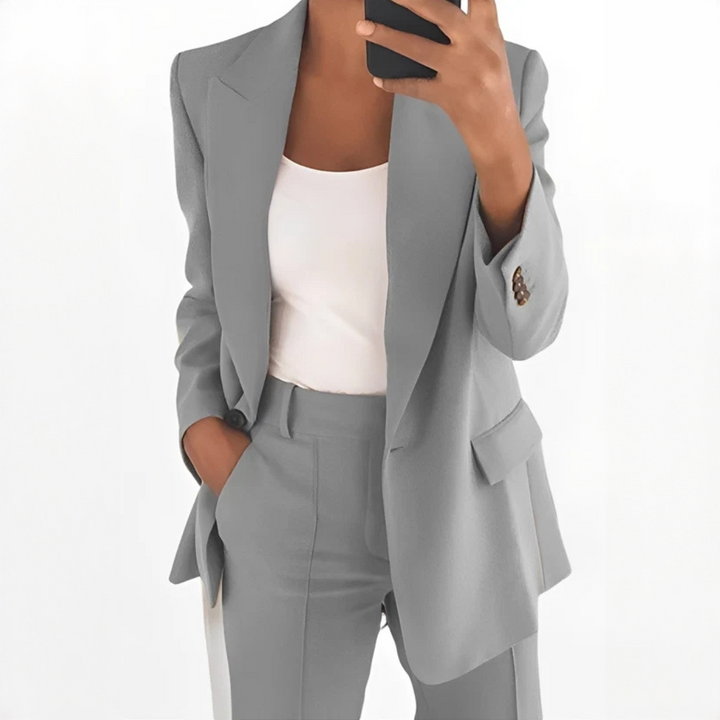 Stylowy garnitur damski Muriel. Elegancki zestaw ze spodniami, marynarką. Odzież do biura, moda plus size, styl formalny.