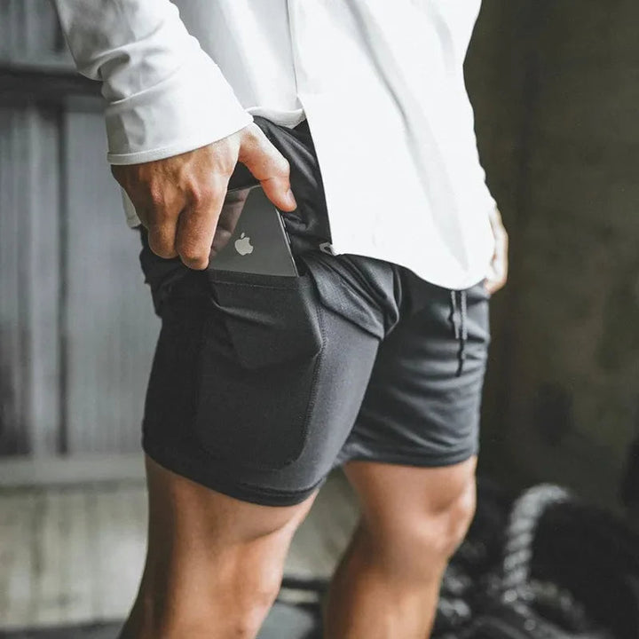 Czarne męskie szorty sportowe 2w1 z wbudowanymi spodenkami kompresyjnymi, idealne na siłownię i fitness.