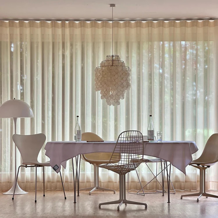 Chromowana lampa wisząca z muszelkami, styl nadmorski i boho do jadalni.