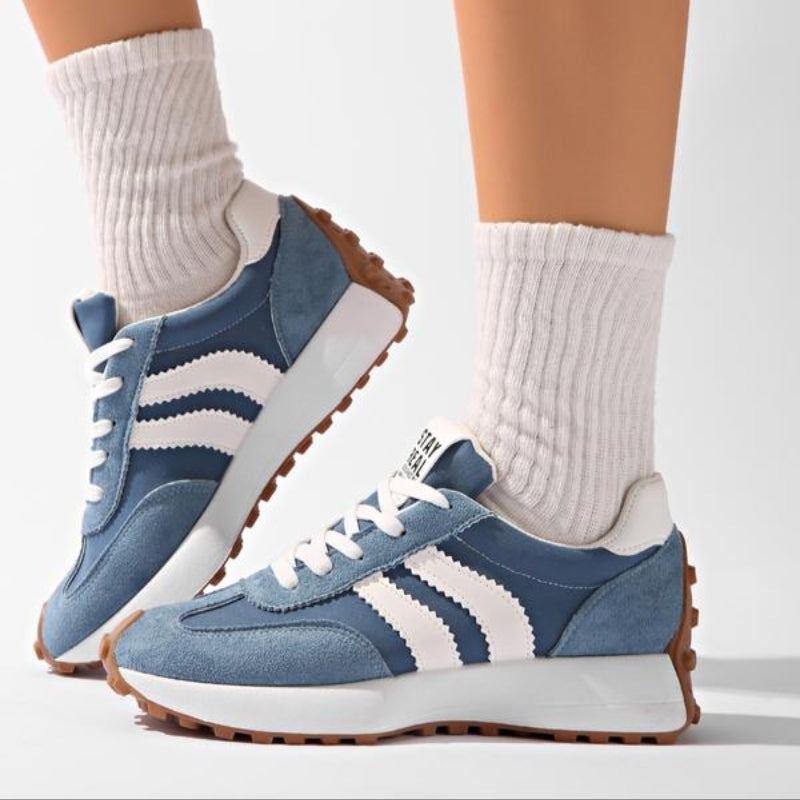 Kolorowe damskie sneakersy retro na wysokiej platformie. Trendy obuwie sportowe, idealne do modnych stylizacji.