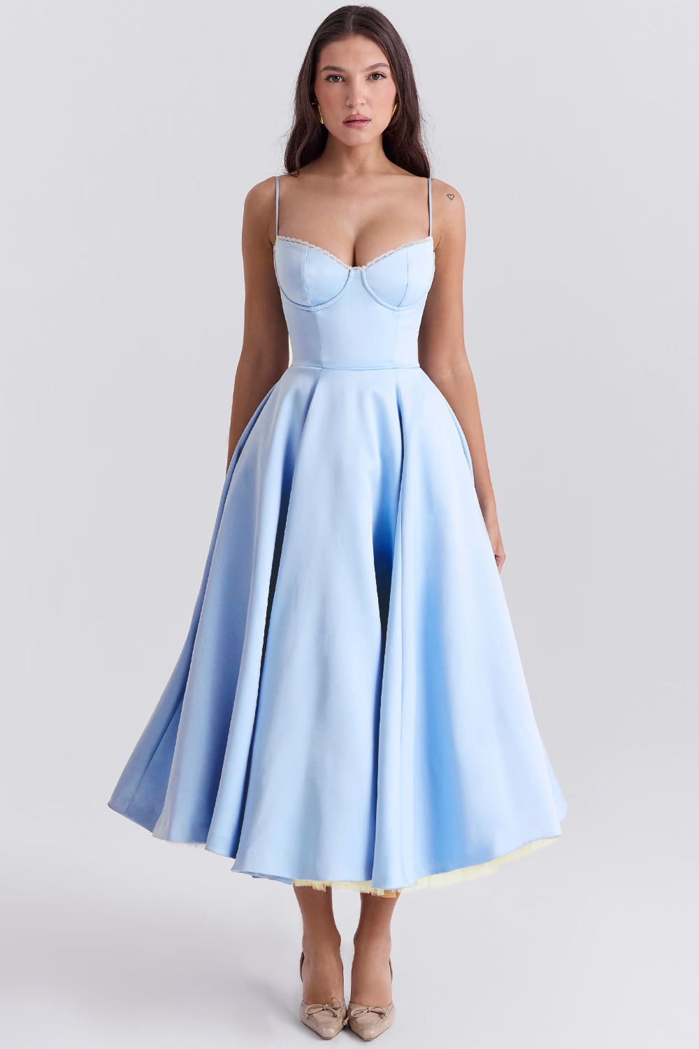 Damska sukienka midi kwiatowa na wesele, elegancka, z dekoltem sweetheart i cienkimi ramiączkami.