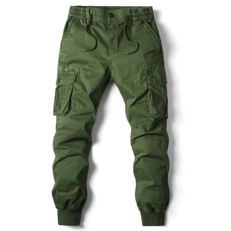 Joggery męskie cargo, widok z tyłu. Spodnie utility z elastycznym pasem i mankietami, casualowy styl.