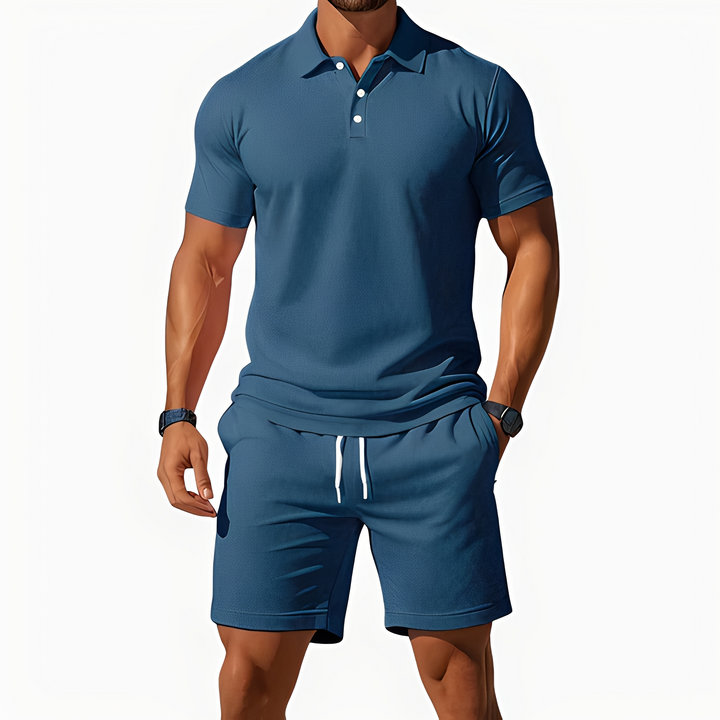 Detail koszulki polo z męskiego zestawu letniego. Wysokiej jakości materiał, dopasowany krój, modny kolor.