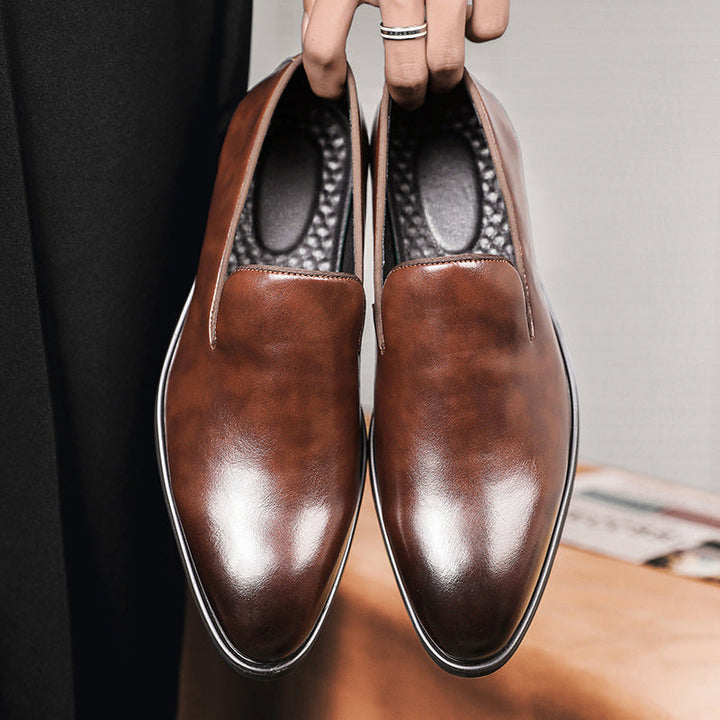 Wypolerowane męskie mokasyny loafersy, eleganckie buty wizytowe, obuwie do garnituru i formalnych okazji.