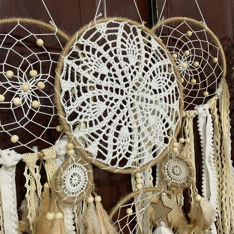 Łapacz snów makrama z motywem księżyca i gwiazd, idealny do sypialni w stylu boho.