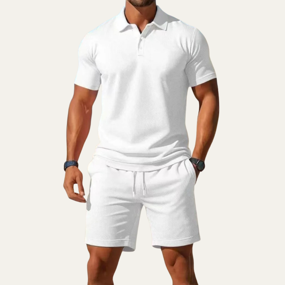 Męski letni zestaw: eleganckie polo i wygodne szorty. Perfekcyjny do casualowych stylizacji na ciepłe dni.