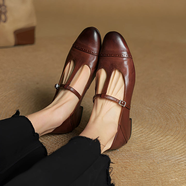 Czerwone damskie płaskie buty z klamrą. Eleganckie i komfortowe sandały na lato.