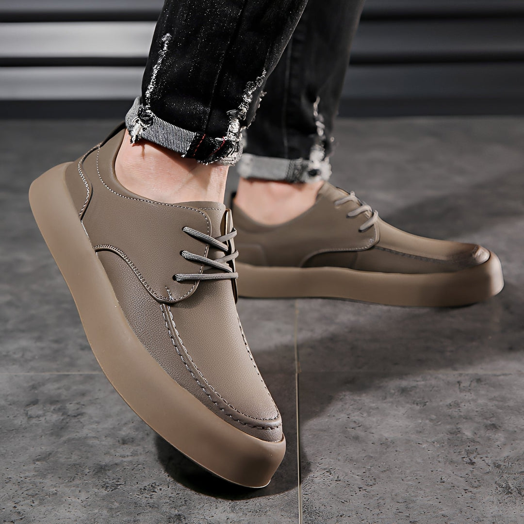Eleganckie męskie buty casualowe. Klasyczne obuwie do codziennych stylizacji, zapewnia komfort i styl.