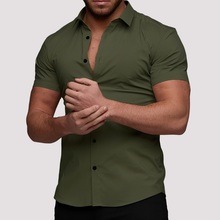 Detale męskiej koszuli z krótkim rękawem: dopasowany krój slim-fit i stylowe guziki.