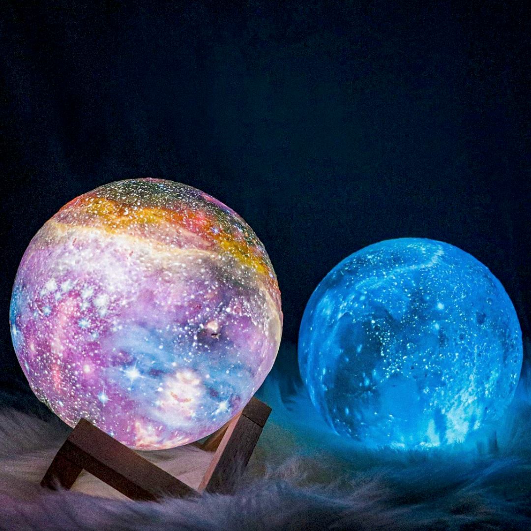 Bezprzewodowa lampa księżycowa LED, tworząca magiczną atmosferę i nastrojowe oświetlenie w domu.