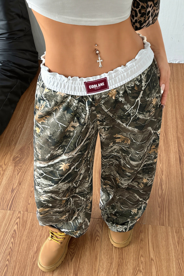 Damskie spodnie w kamuflaż. Szeroka nogawka, wysoki stan. Perfekcyjne na wiosnę i lato, modny casual.