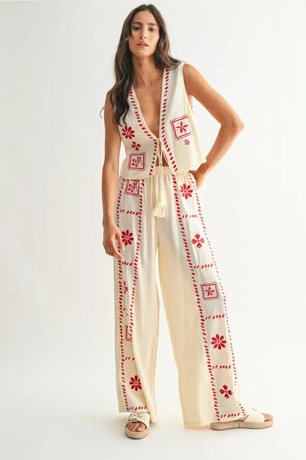 Lekki i przewiewny lniany komplet damski, haftowany top i szerokie spodnie boho, komfortowy na lato.