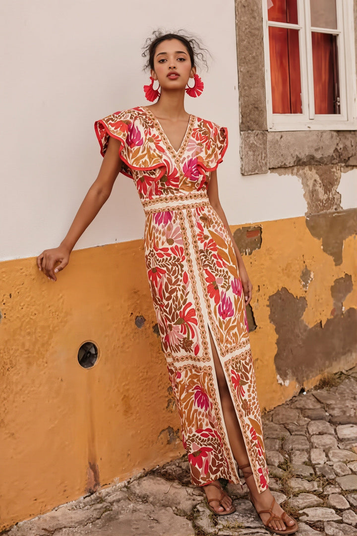 Zwiewna sukienka maxi boho w kwiaty z dekoltem V i falbanami. Damska, letnia i elegancka na wakacje.