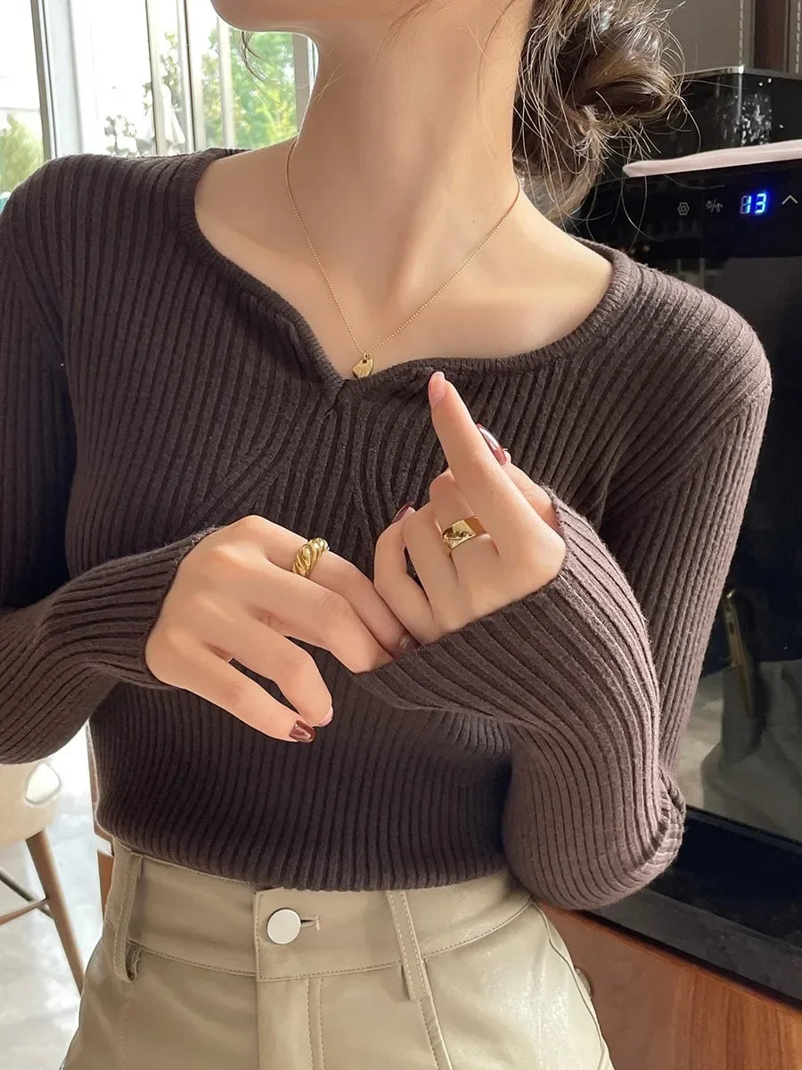 Dopasowany sweter damski w serek, casualowy styl. Wygodna odzież jesienna i zimowa.