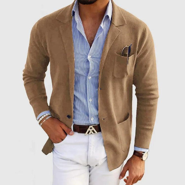 Szczegół grubego splotu męskiego kardiganu zimowego. Komfortowy i elegancki sweter z kołnierzem.