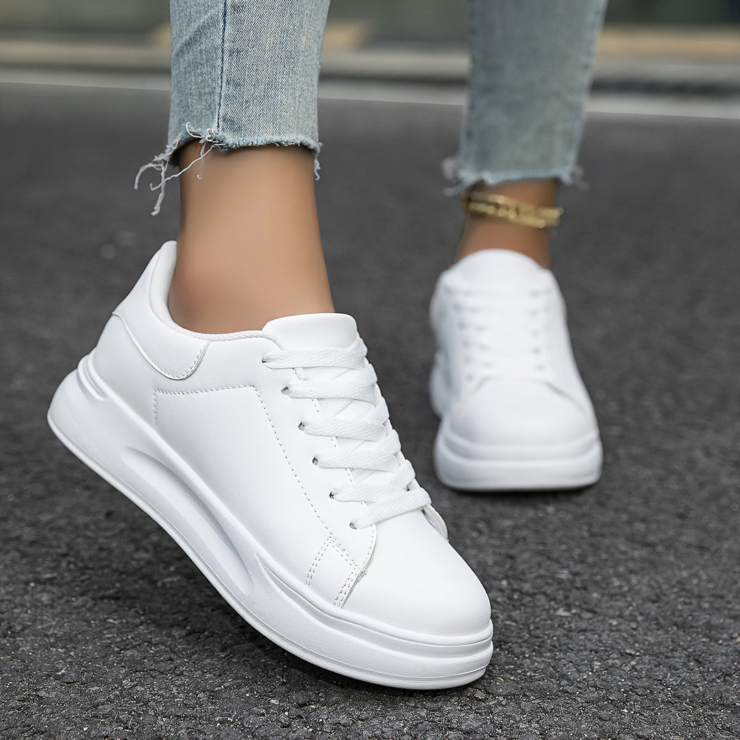 Para białych damskich sneakersów, niezbędny element w szafie, idealne do miejskich looków.