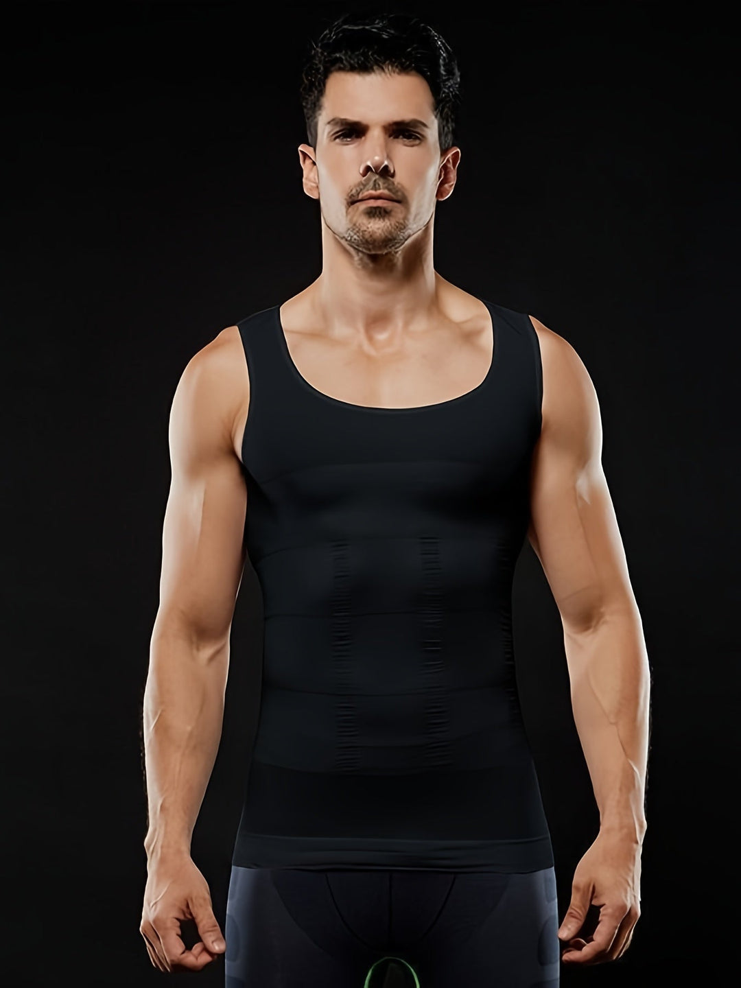 Sportowy tank top kompresyjny dla mężczyzn. Dopasowany krój wzmacnia sylwetkę podczas ćwiczeń.