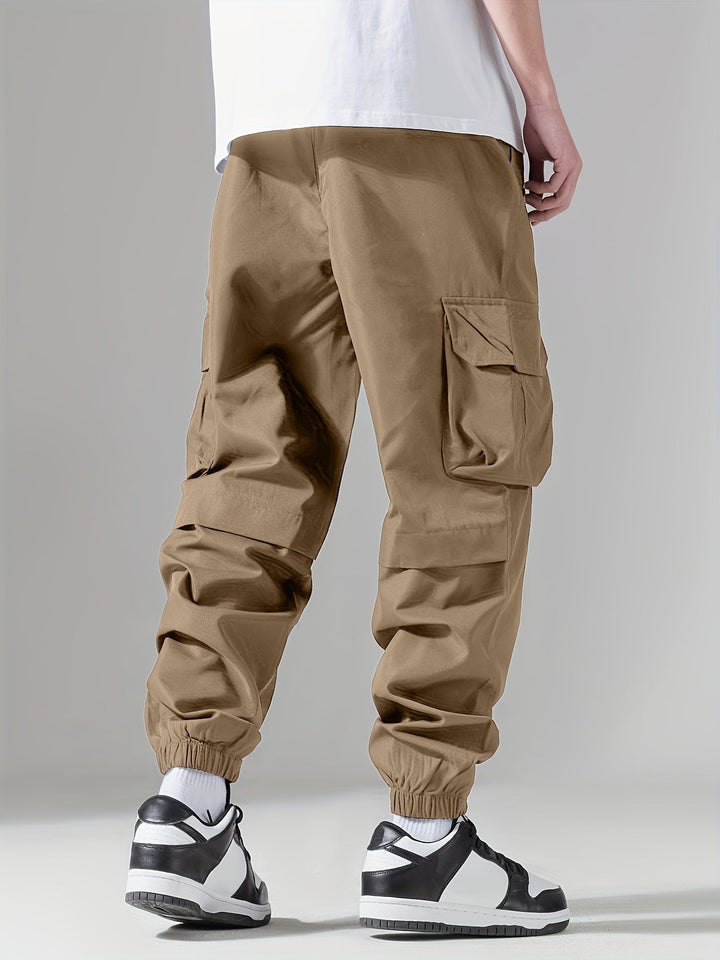 Męskie joggery cargo regular fit – widok z boku, komfortowy krój do casualowych stylizacji.