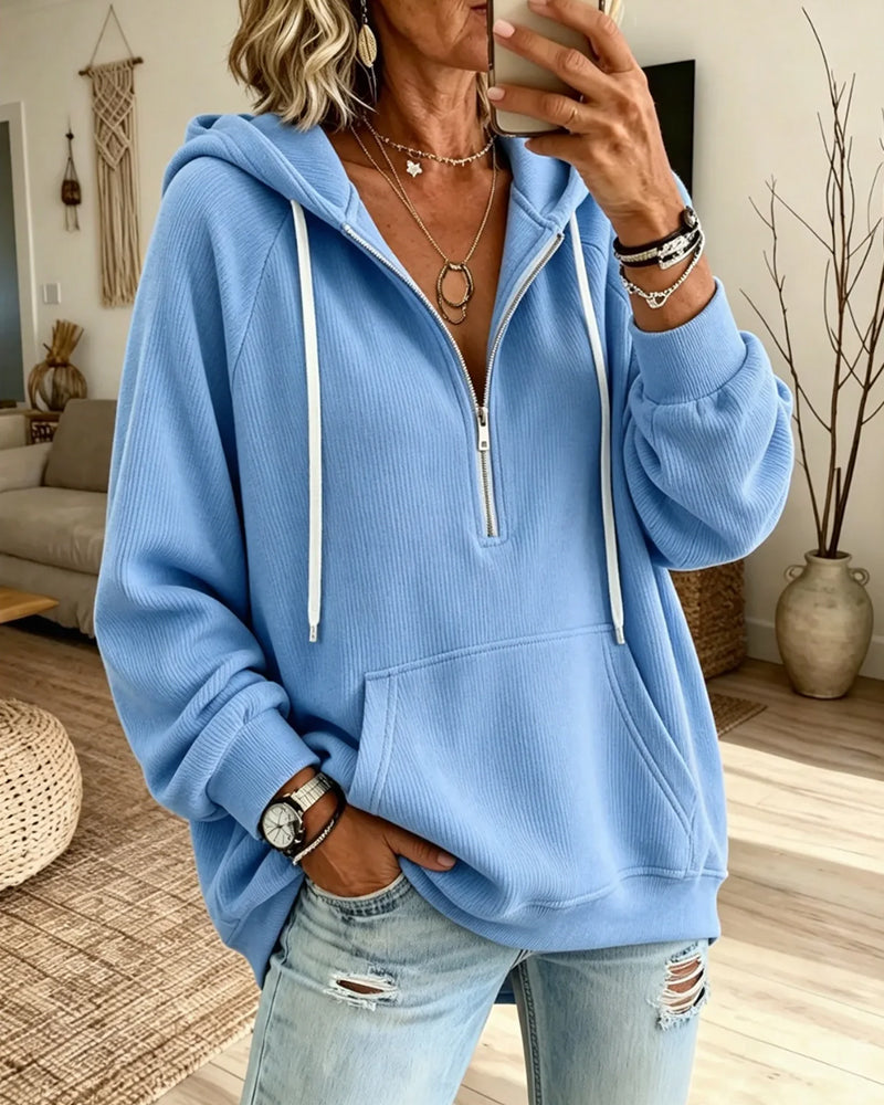 Niebieska bluza unisex z kapturem na zamek, idealna na co dzień. Wygodna odzież casual z długim rękawem.