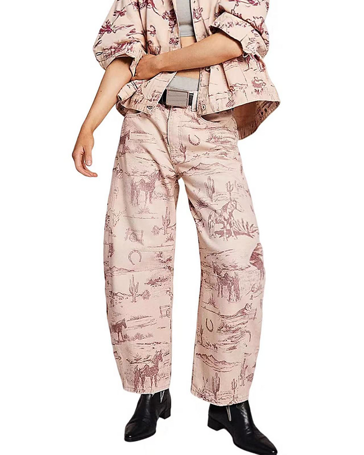 Modne jeansy damskie z nadrukiem, w luźnym kroju. Doskonałe na co dzień, do stylizacji streetwear. Wygodne.