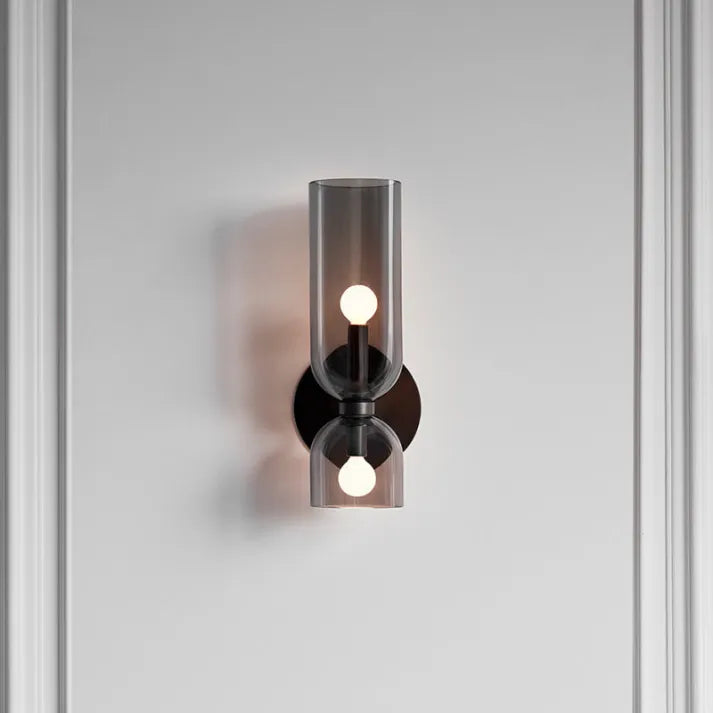 Lampa ścienna LED szklana w eleganckim salonie, designerskie oświetlenie i wystrój wnętrz.