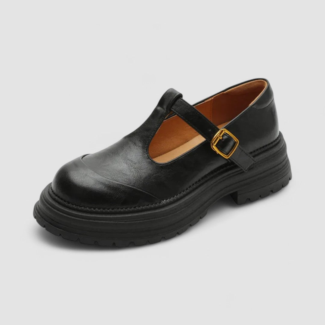 Szczegół platformy w brązowych butach Mary Jane Bronte. Elegancka podeszwa dodająca wysokości i komfortu.