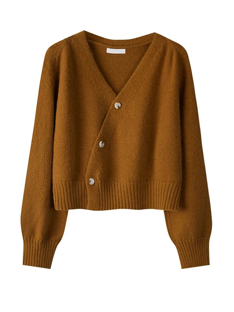 Prezentacja luźnego kroju damskiego kardiganu V-neck. Komfortowy, stylowy sweter, uniwersalny na chłodne dni.