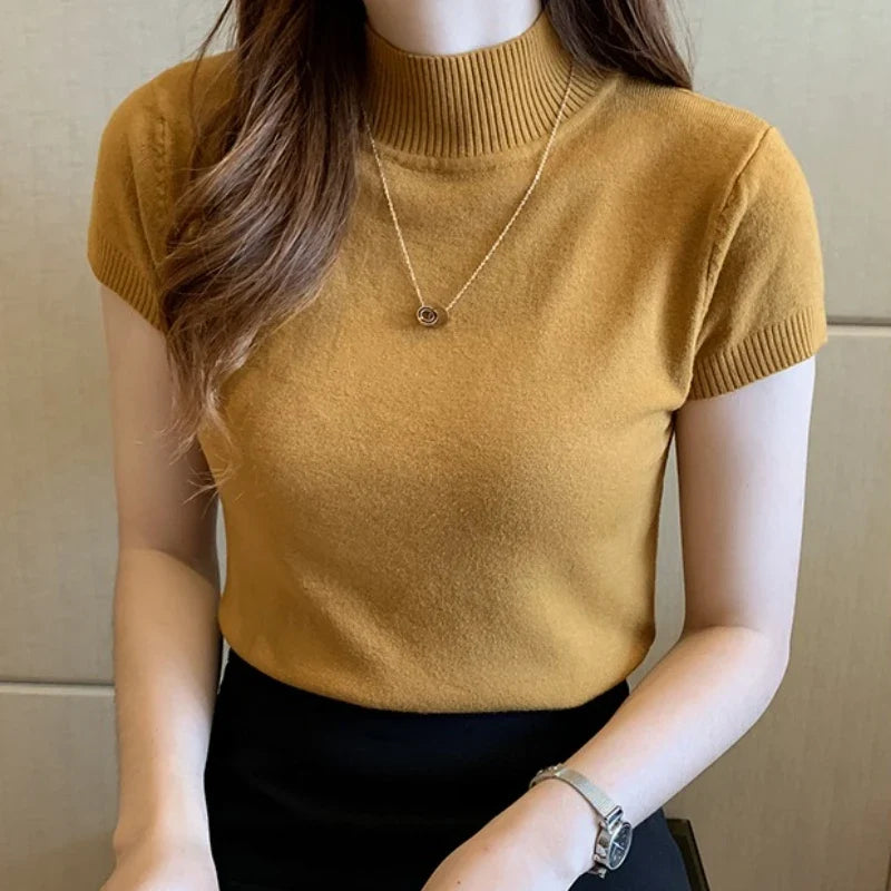Modelka w damskiej koszulce z półgolfem. Elegancki i casualowy look na wiosnę i lato, modny top.