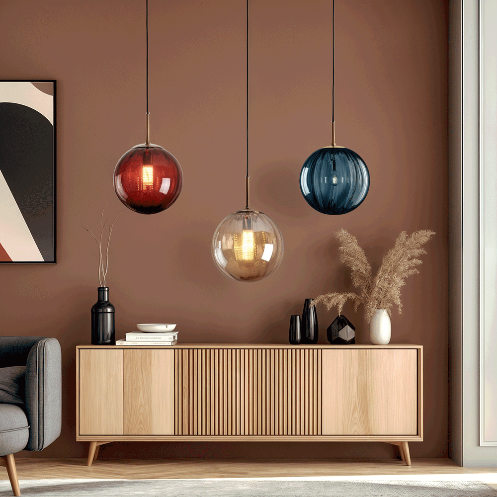 Szklana lampa wisząca. Designerskie oświetlenie sufitowe. Nowoczesna dekoracja wnętrz jadalni.