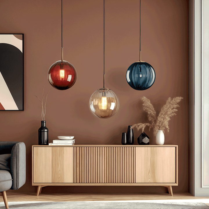 Szklana lampa wisząca. Designerskie oświetlenie sufitowe. Nowoczesna dekoracja wnętrz jadalni.