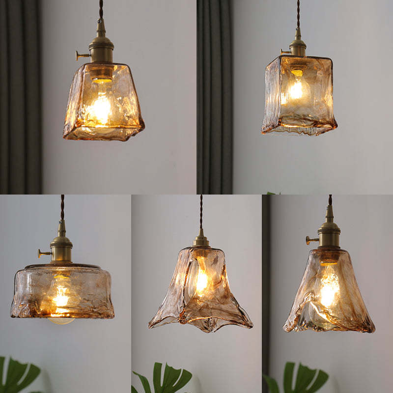 Złota lampa wisząca retro LED, idealna do luksusowego oświetlenia wnętrz i dekoracji salonu.