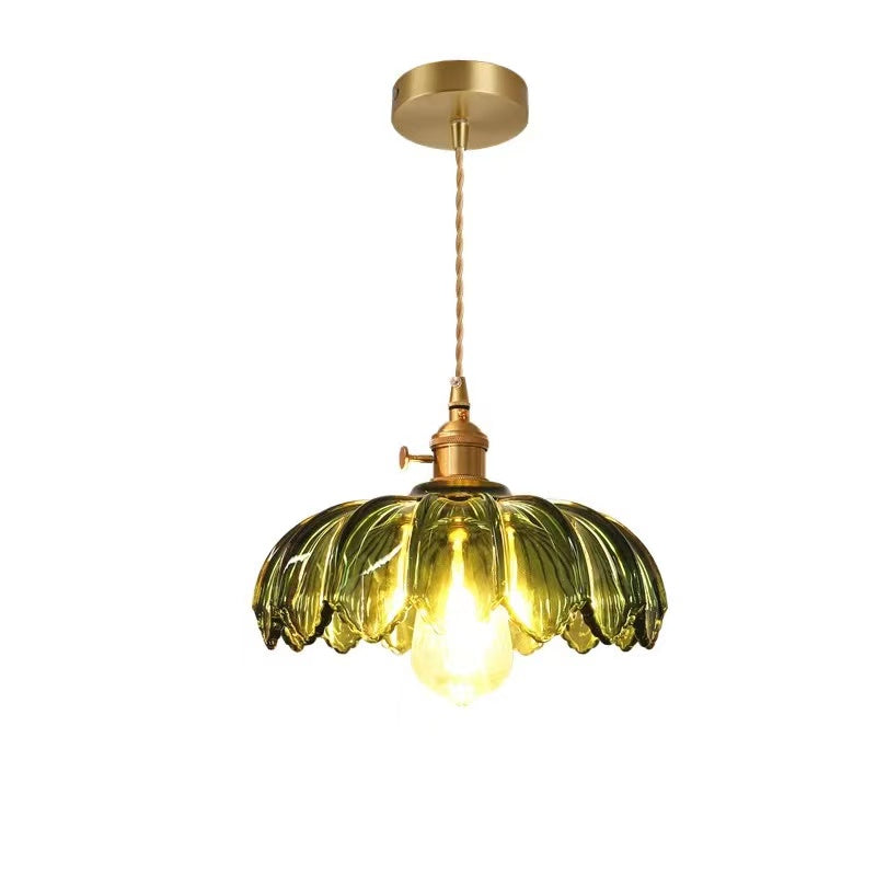 Lampa wisząca szklana z unikalną teksturą szkła, tworząca piękne wzory światła na ścianach.
