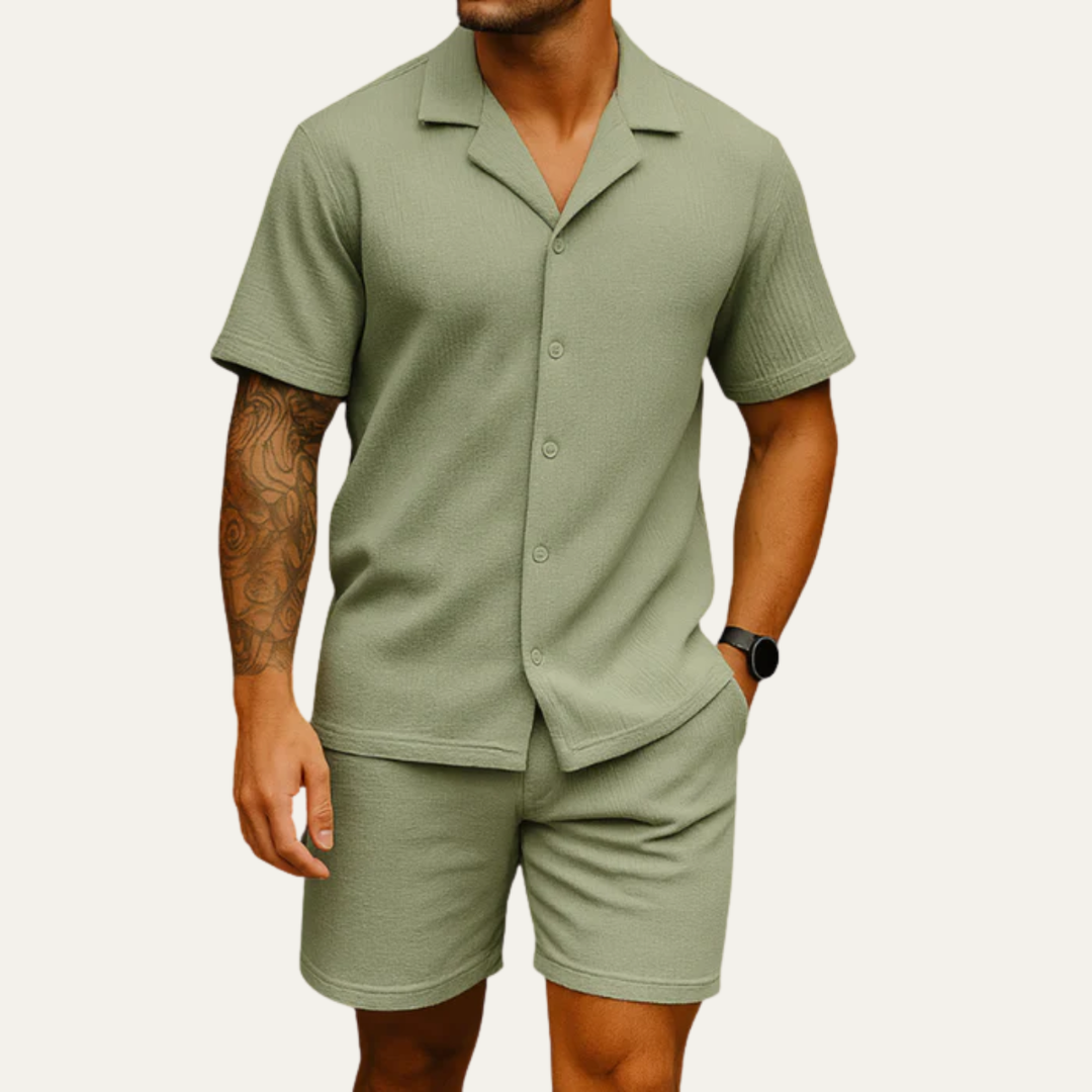 Modny męski komplet letni. Koszula i szorty męskie w stylu casual. Must-have na wakacje.